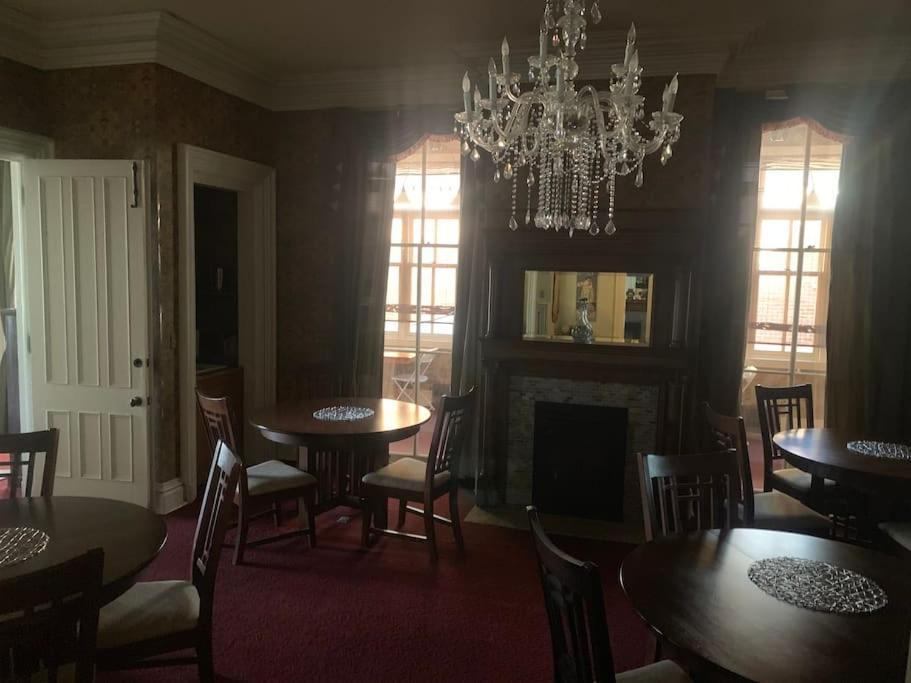 Merry Mansion East Dubuque Экстерьер фото
