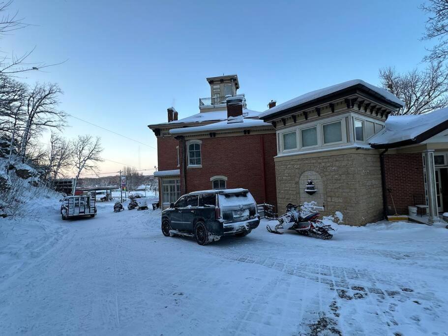 Merry Mansion East Dubuque Экстерьер фото