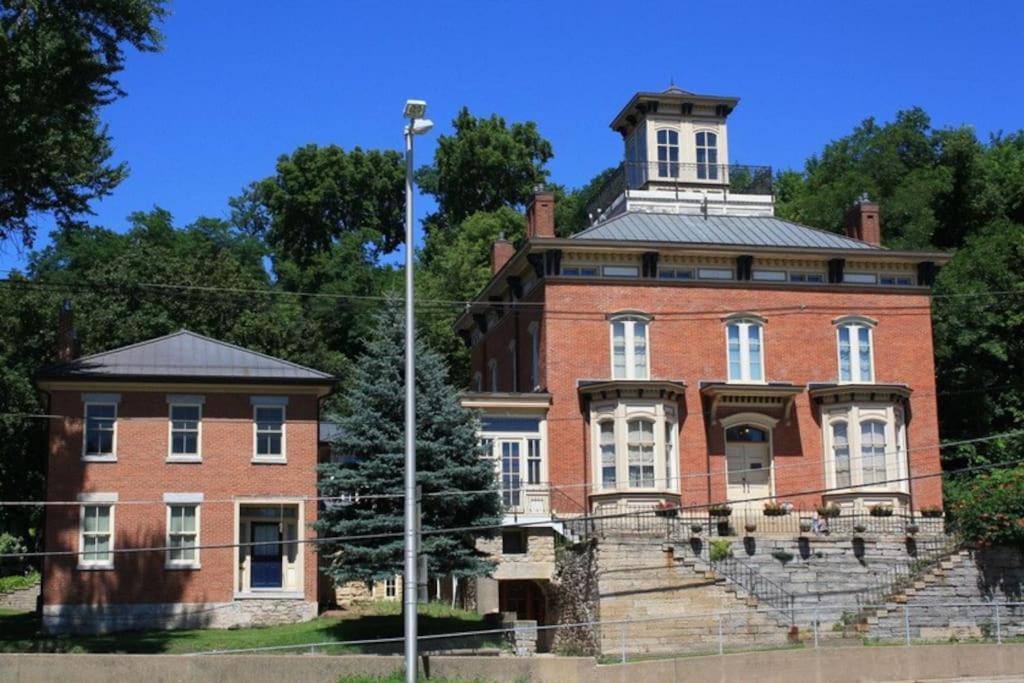 Merry Mansion East Dubuque Экстерьер фото