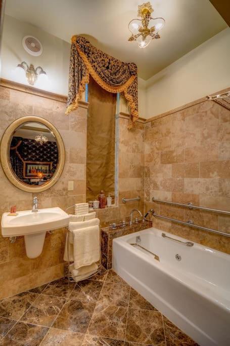 Merry Mansion East Dubuque Экстерьер фото