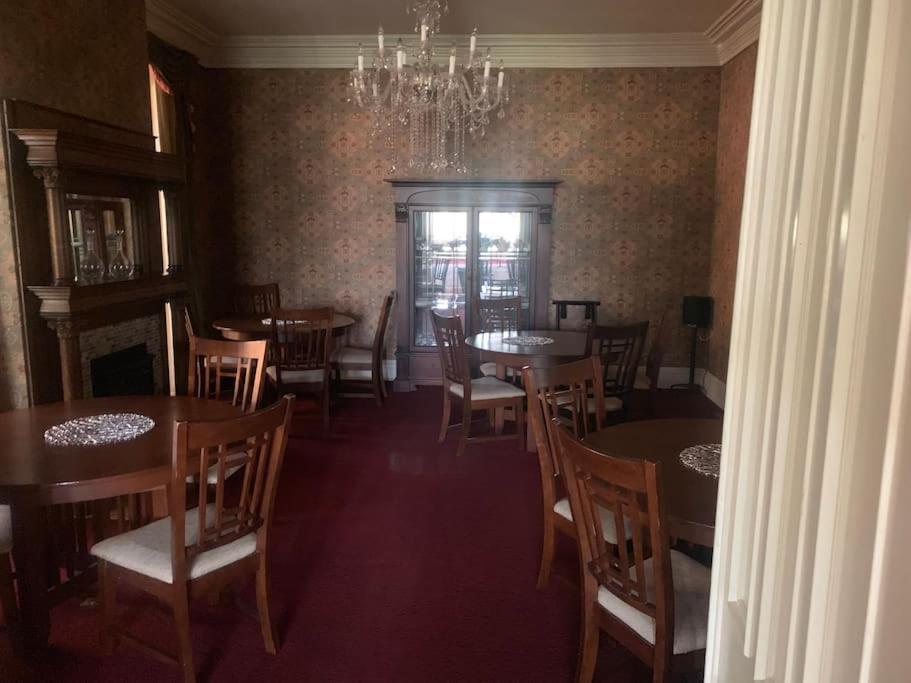 Merry Mansion East Dubuque Экстерьер фото